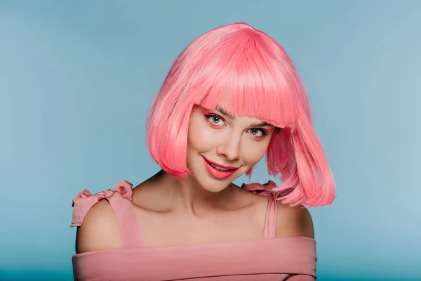 时尚的微笑的女孩摆在粉红色的假发孤立在蓝色 — 图库照片