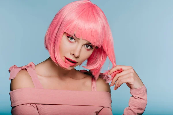 Affascinante Giovane Donna Posa Parrucca Rosa Isolato Blu — Foto stock gratuita
