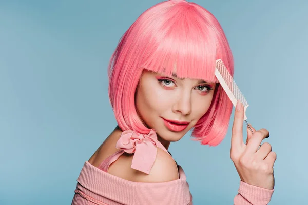 Menina Atraente Peruca Rosa Posando Com Pente Cabelo Isolado Azul — Fotografia de Stock