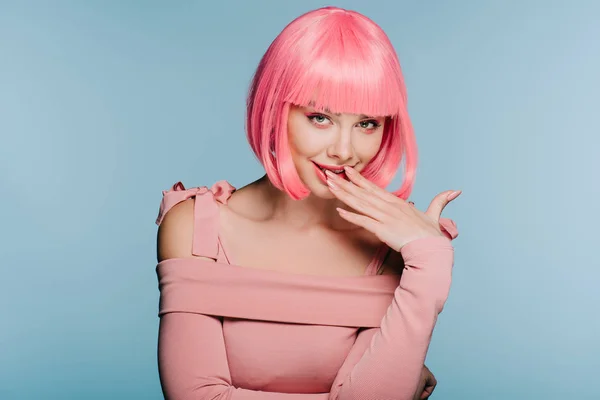 Μόδας Κορίτσι Έκπληκτος Που Θέτουν Ροζ Περούκα Που Απομονώνονται Μπλε — Φωτογραφία Αρχείου