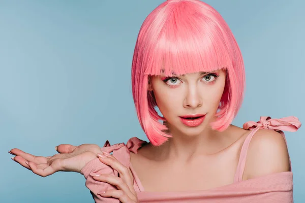 Beautiful Shocked Girl Pink Wig Posing Shrug Gesture Isolated Blue — Stock Photo, Image