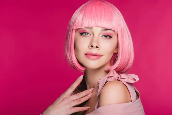 Mooie Stijlvolle Jongedame Poseren Roze Pruik Voor Mode Shoot Geïsoleerd — Stockfoto