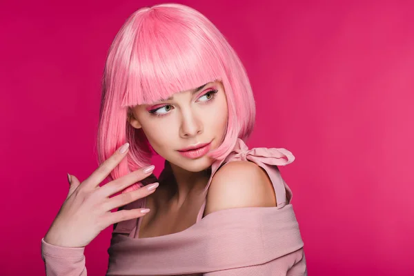 Μοντέρνα Νεαρή Γυναίκα Χειρονομίες Και Θέτοντας Ροζ Περούκα Απομονώνονται Ροζ — Φωτογραφία Αρχείου