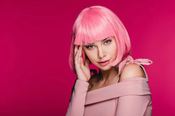 时髦的女孩摆在粉红色的假发 孤立在粉红色 — 图库照片