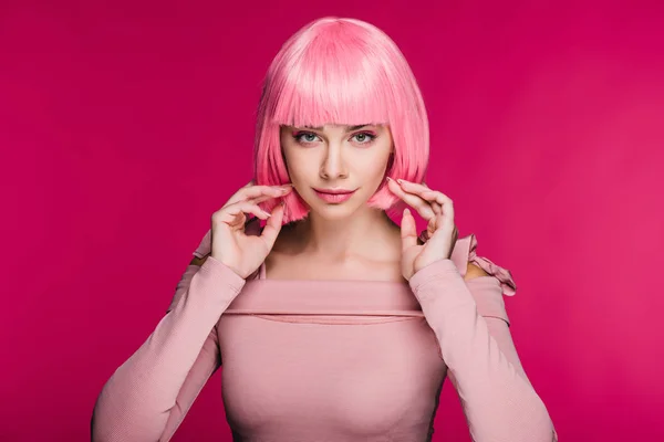 Bella Ragazza Alla Moda Posa Parrucca Rosa Riprese Moda Isolato — Foto Stock