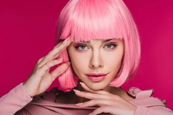 Vackra Fashionabla Flicka Poserar Rosa Peruk Isolerad Rosa — Stockfoto