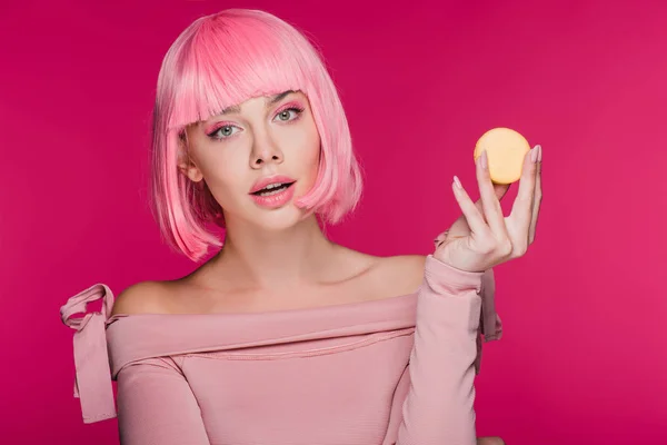 Menina Elegante Atraente Peruca Rosa Posando Com Macaron Amarelo Isolado — Fotografia de Stock Grátis