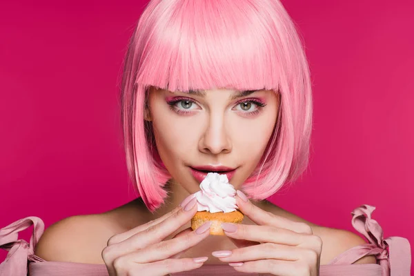 Mujer Joven Peluca Rosa Sosteniendo Delicioso Cupcake Aislado Rosa —  Fotos de Stock