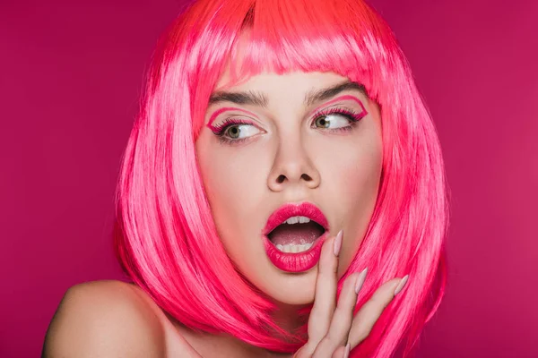 güzel şok kız makyaj neon pembe peruk, pink izole poz ile