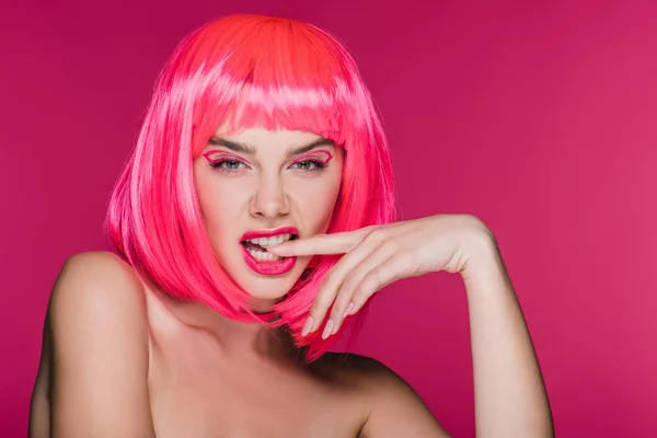 Menina Nua Moda Neon Rosa Peruca Mordendo Dedo Isolado Rosa — Fotografia de Stock