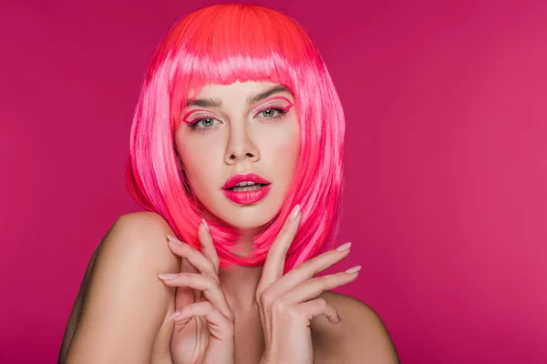 美丽的裸体模型摆在霓虹灯粉红色假发 隔离在粉红色 — 图库照片