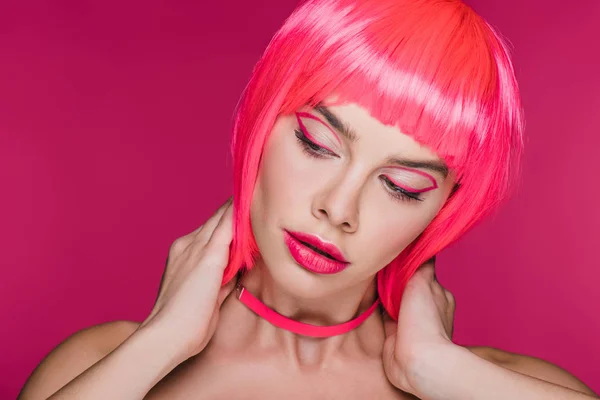 Ragazza Alla Moda Posa Parrucca Rosa Neon Isolato Rosa — Foto Stock