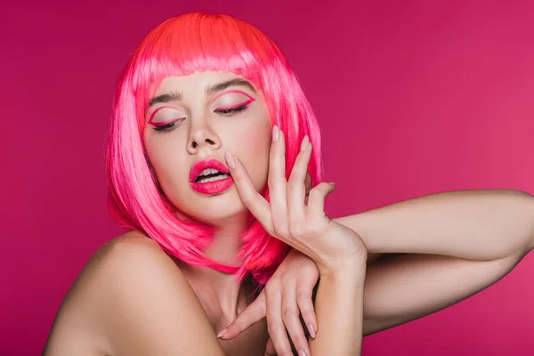 Modieuze Glamour Model Gebaren Poseren Neon Roze Pruik Geïsoleerd Roze — Stockfoto