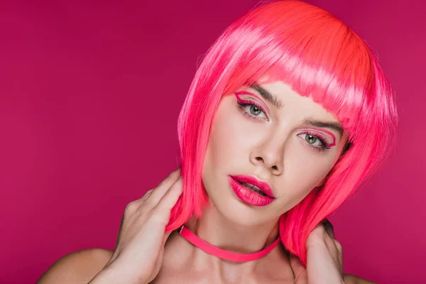 魅力模型与时尚化妆摆在霓虹灯粉红色假发 隔离在粉红色 — 图库照片