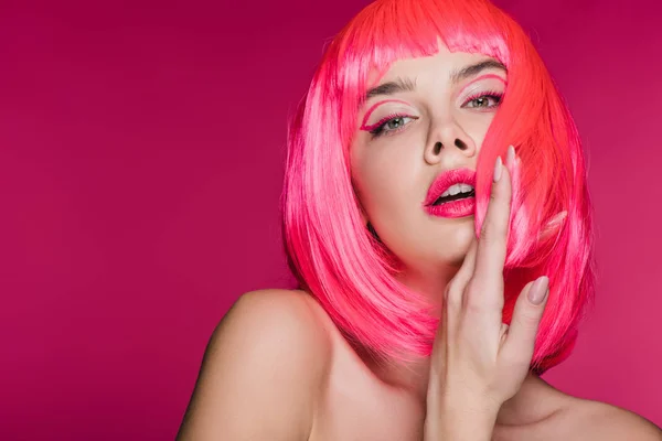 Mooie Sensuele Jonge Vrouw Poseren Neon Roze Pruik Geïsoleerd Roze — Stockfoto