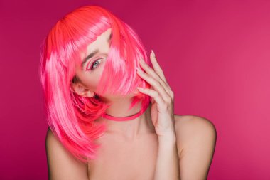 güzel şık model neon pembe peruk, pink izole poz