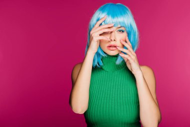 pink izole mavi peruk poz çekici moda kız