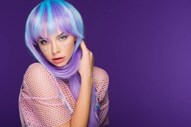 çekici moda kız menekşe mor üzerinde izole yüzünde yıldız perukla poz