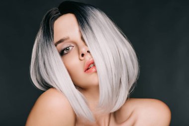 gri peruğu, siyahta izole poz çıplak moda kız