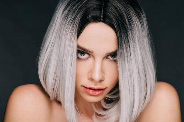 gri peruğu, siyahta izole poz güzel çekici kız