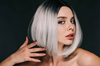 Sihir moda kız siyah izole gri peruğu poz