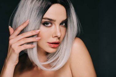 gri perukla poz ve çivi ile manikür, siyahta izole gösteren moda çıplak kadın