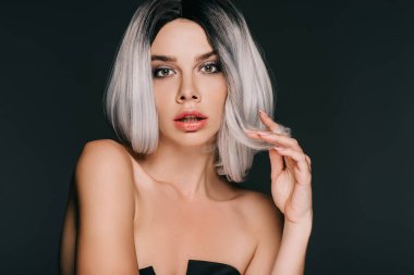 çekici model gri peruğu moda çekimi, siyahta izole için poz