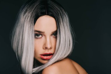 gri peruğu, siyahta izole poz şehvetli şık kız