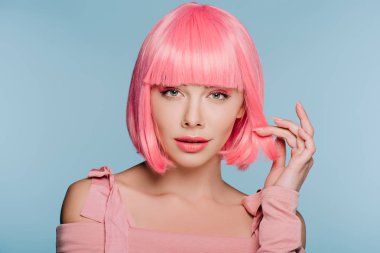 el hareketi ve izole mavi pembe peruk poz çekici moda kadın