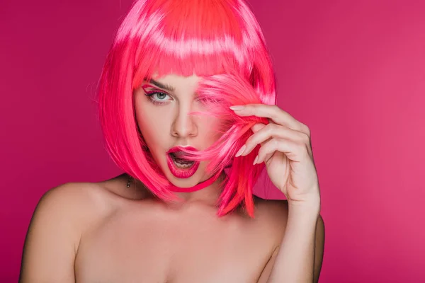 Geschokt Naakt Meisje Poseren Neon Roze Pruik Geïsoleerd Roze — Stockfoto