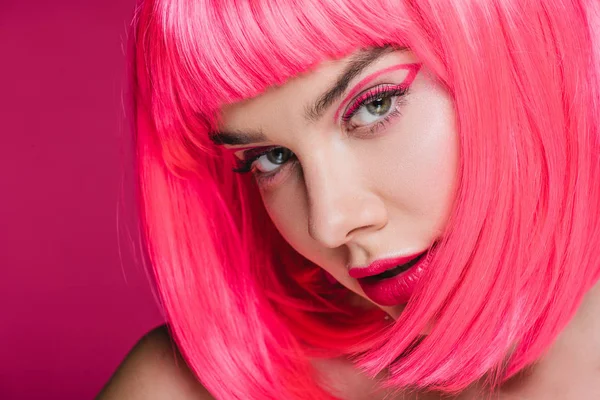 Menina Bonita Com Maquiagem Elegante Posando Peruca Rosa Néon Isolado — Fotografia de Stock