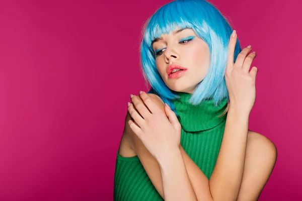 Menina Atraente Com Cabelo Azul Gesticulando Posando Isolado Rosa — Fotografia de Stock