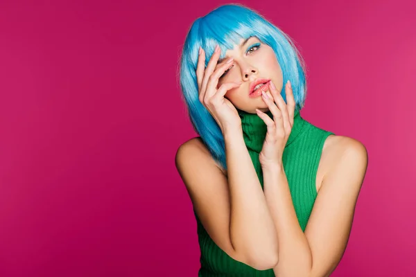 Fată Atractivă Păr Albastru Gestuând Pozând Izolat Roz — Fotografie de stoc gratuită