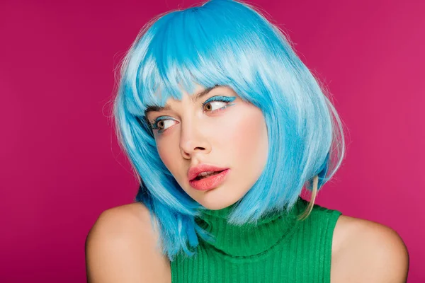 Ελκυστική Κοπέλα Ποζάρει Μπλε Περούκα Απομονώνονται Ροζ — Φωτογραφία Αρχείου