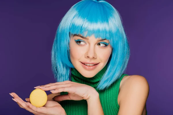 Glimlachend Jonge Vrouw Blauwe Pruik Poseren Met Gele Macaron Geïsoleerd — Gratis stockfoto