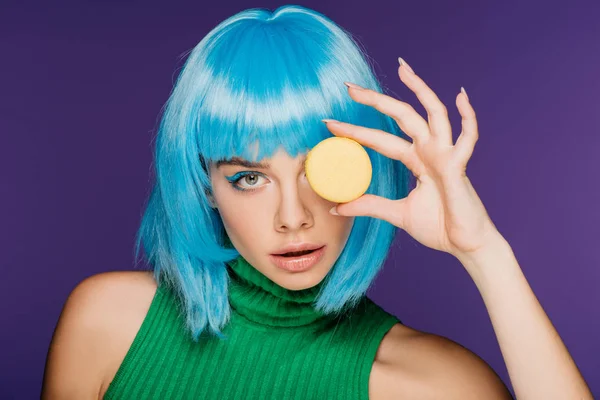 Attraente Ragazza Sensuale Parrucca Blu Posa Con Macaron Isolato Viola — Foto stock gratuita