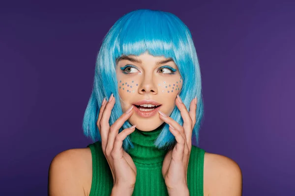 Atractiva Chica Sorprendida Con Peluca Azul Estrellas Cara Aislado Púrpura —  Fotos de Stock