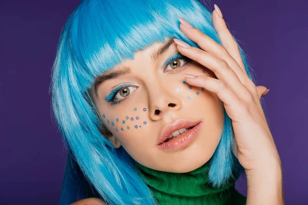 Gyönyörű Lány Pózol Kék Paróka Csillag Face Elszigetelt Lila — Stock Fotó