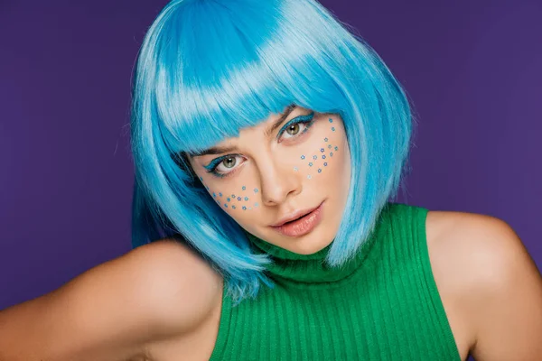 Attraente Ragazza Glamour Con Parrucca Blu Stelle Sul Viso Isolato — Foto stock gratuita
