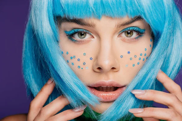 Menina Glamour Com Peruca Azul Maquiagem Estrelas Rosto Isolado Roxo — Fotografia de Stock