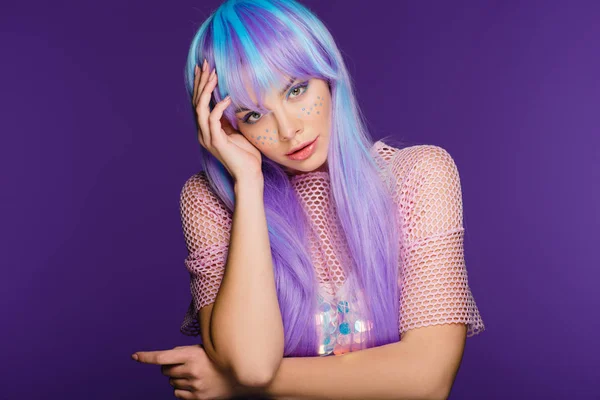 Fashionabla Flicka Poserar Violett Peruk Med Stjärnor Ansiktet Isolerad Lila — Stockfoto