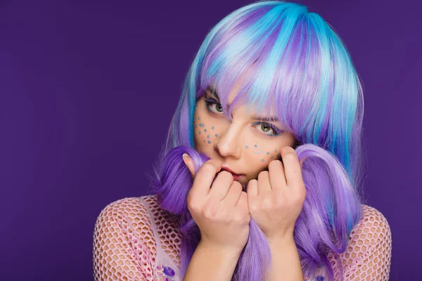 美丽的时尚的年轻女子摆在紫罗兰色假发与星星在脸上 孤立的紫色 — 图库照片