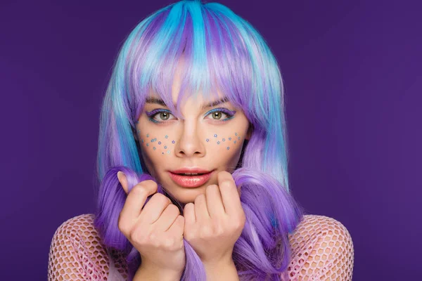 美丽的时尚女孩摆在紫罗兰色假发与星星在脸上 孤立在紫色 — 图库照片