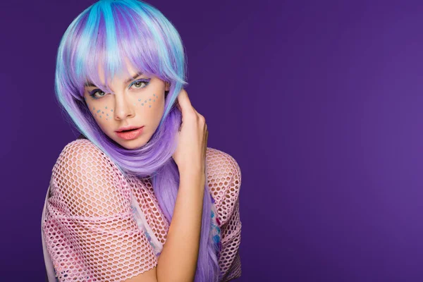 有吸引力的时尚女孩摆在紫罗兰色假发与星星在脸上 孤立的紫色 — 图库照片