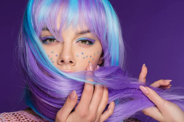 有吸引力的性感女孩摆在紫罗兰色假发与明星的脸上 孤立在紫色 — 图库照片