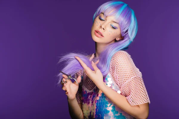 Μόδας Κορίτσι Αστέρια Στο Πρόσωπό Κοπής Μοβ Μαλλιά Ψαλίδι Απομονώνονται — Φωτογραφία Αρχείου