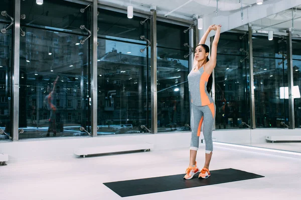 Slim Asiatisk Idrottskvinna Stående Fitness Mat Och Stretching Moderna Gym — Stockfoto