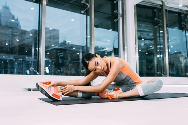 Spor Merkezi Fitness Mat Germe Egzersiz Yaparak Ince Asyalı Kız — Stok fotoğraf