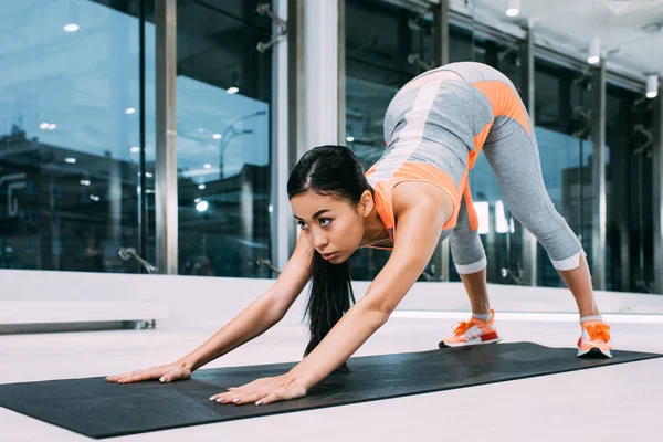 Slank Aziatisch Meisje Doen Aërobe Oefening Fitness Mat Moderne Sportschool — Gratis stockfoto