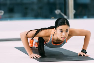 spor salonunda fitness mat basın yapıyor çekici Asyalı kız ups